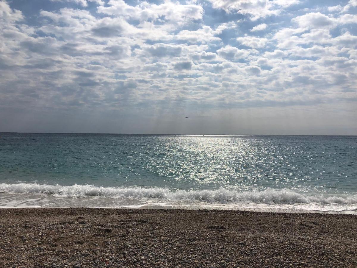 Appartement Au bord de la mer, vue plage , piscine, parking Cagnes-sur-Mer Extérieur photo