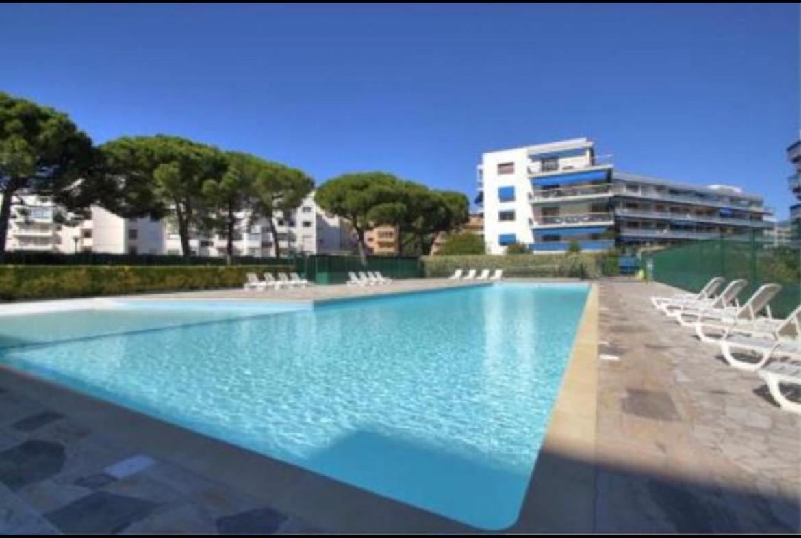 Appartement Au bord de la mer, vue plage , piscine, parking Cagnes-sur-Mer Extérieur photo