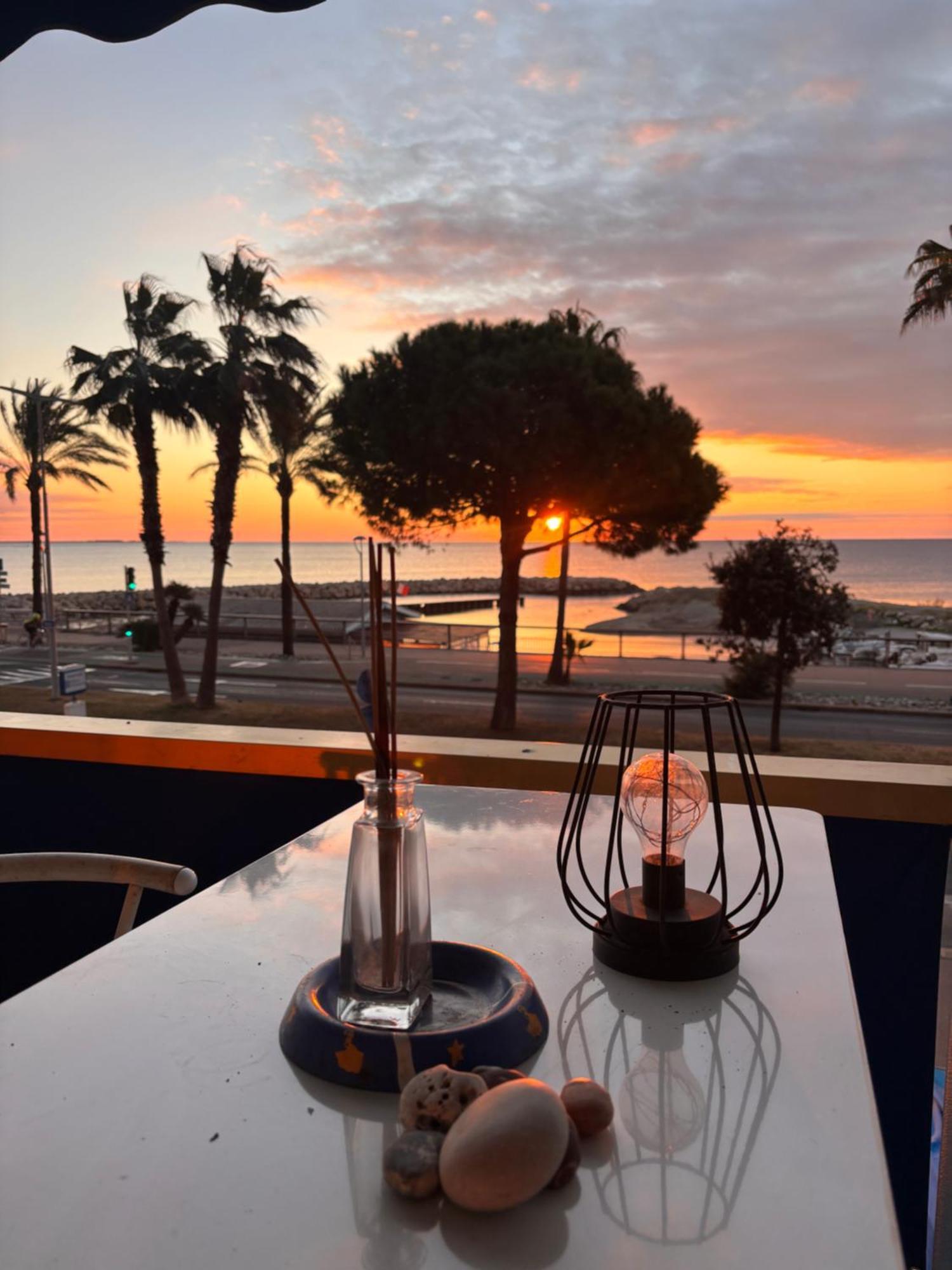 Appartement Au bord de la mer, vue plage , piscine, parking Cagnes-sur-Mer Extérieur photo