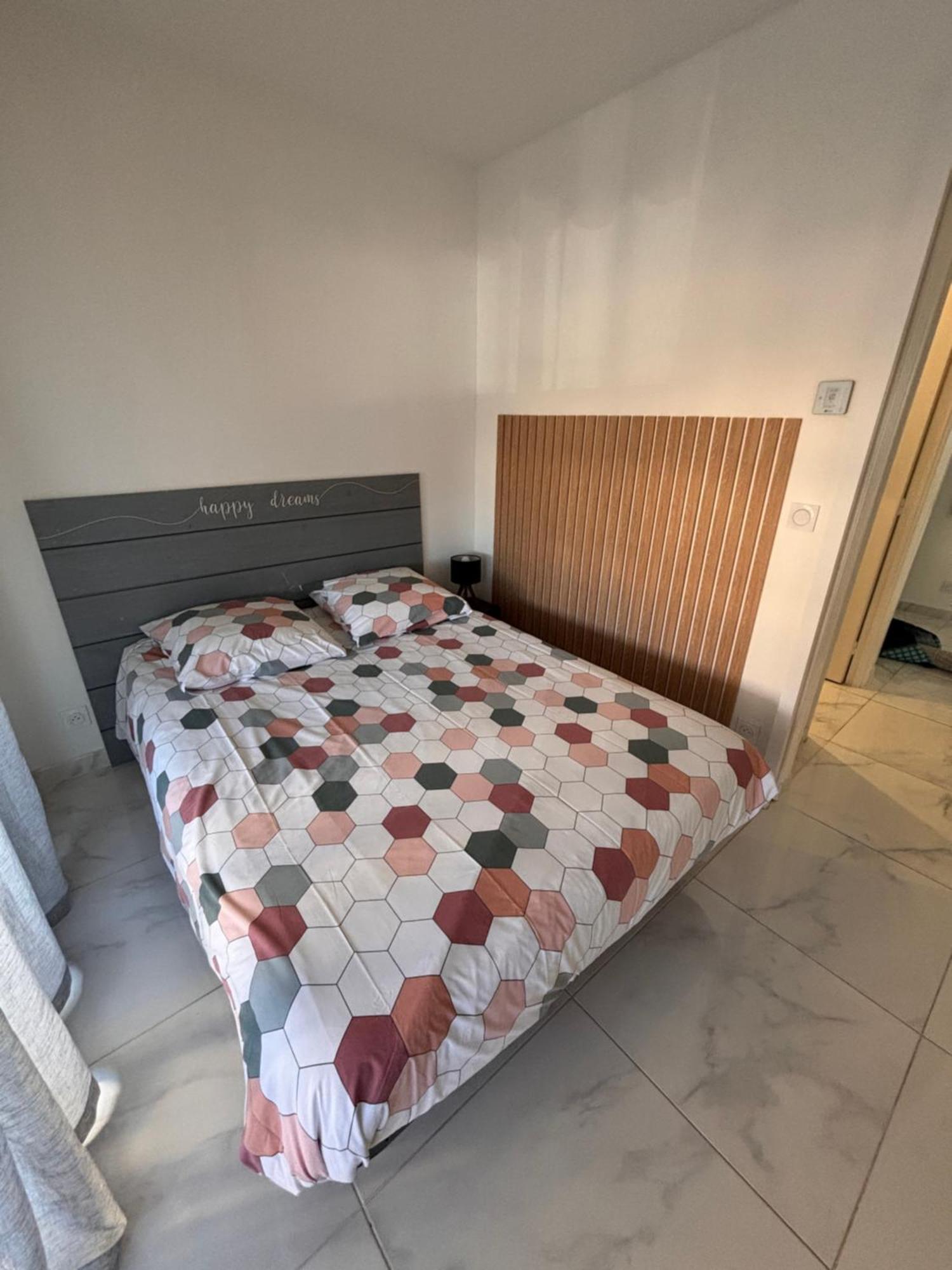Appartement Au bord de la mer, vue plage , piscine, parking Cagnes-sur-Mer Extérieur photo