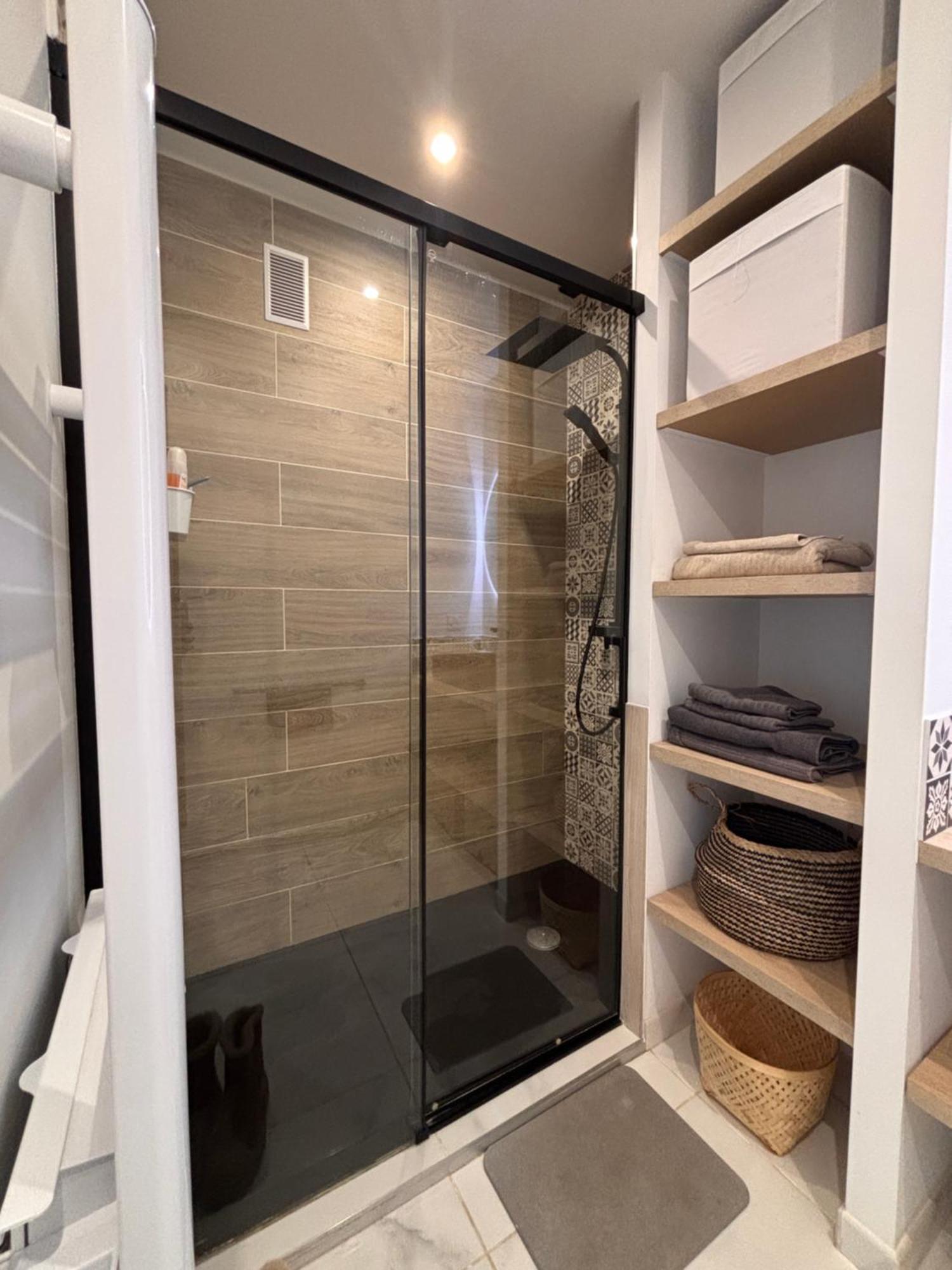 Appartement Au bord de la mer, vue plage , piscine, parking Cagnes-sur-Mer Extérieur photo