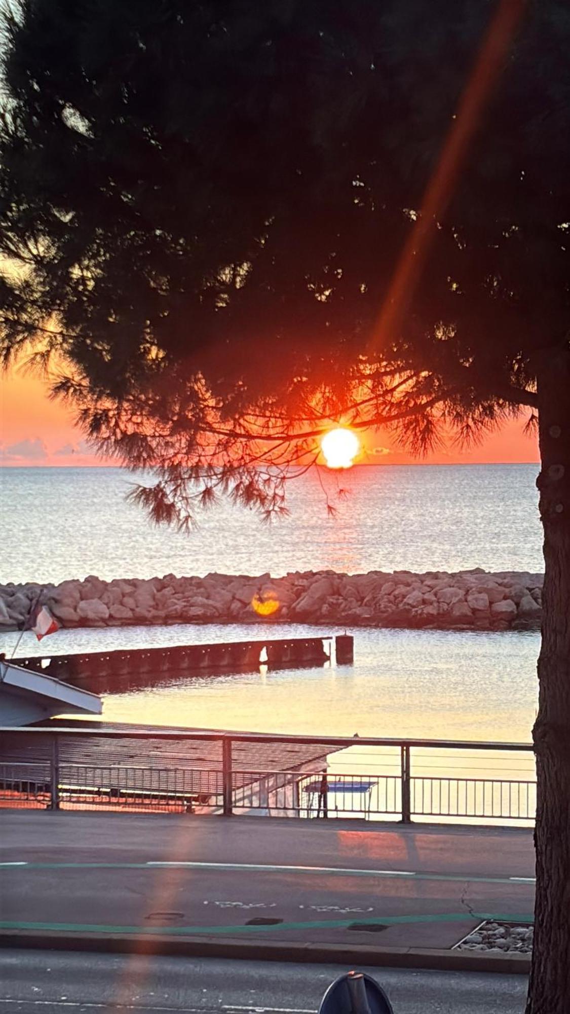 Appartement Au bord de la mer, vue plage , piscine, parking Cagnes-sur-Mer Extérieur photo